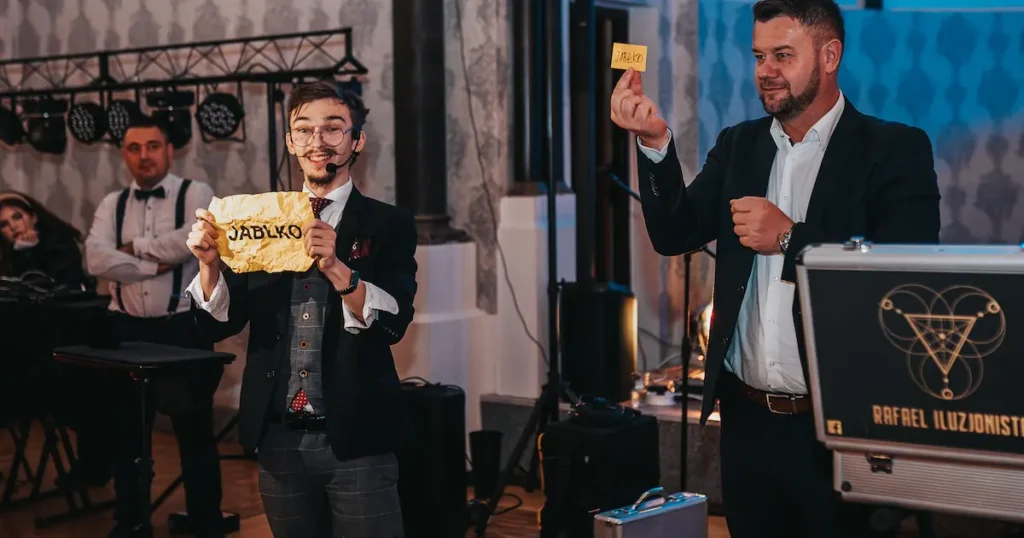 Mentalista podczas pokazu przepowiedni na imprezie andrzejkowej